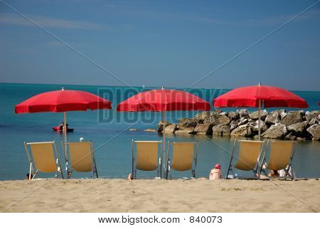 이탈리아의 해변에 우산과 deckchairs