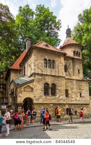 Tourists in front of the Jewish Ceremonial Hall