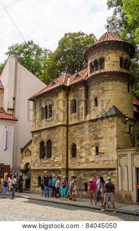 Tourists in front of the Jewish Ceremonial Hall