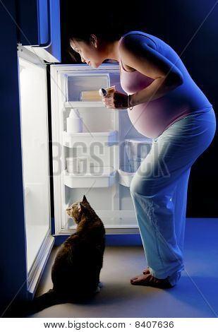 Donna incinta spuntino di mezzanotte