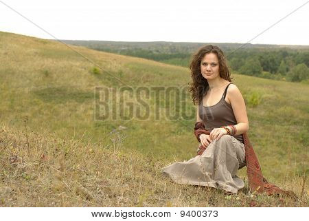 坐在字段中的那个女孩