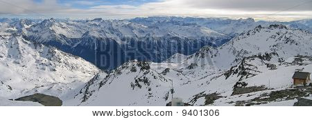 Duży panoramiczny widok na góry francuski od szczytu Caron, Val Thorens, Francja, Alpy