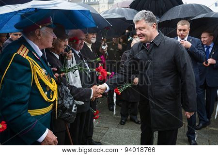 Laying Flowers Ceremony To The Tomb Of The Unknown Soldier