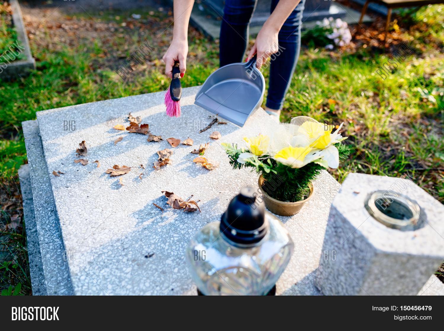 Можно ли чистить могилы. Алабушевское кладбище 2022. Ухаживание за могилами. Уборка могил. Очистка могилок горелкой.