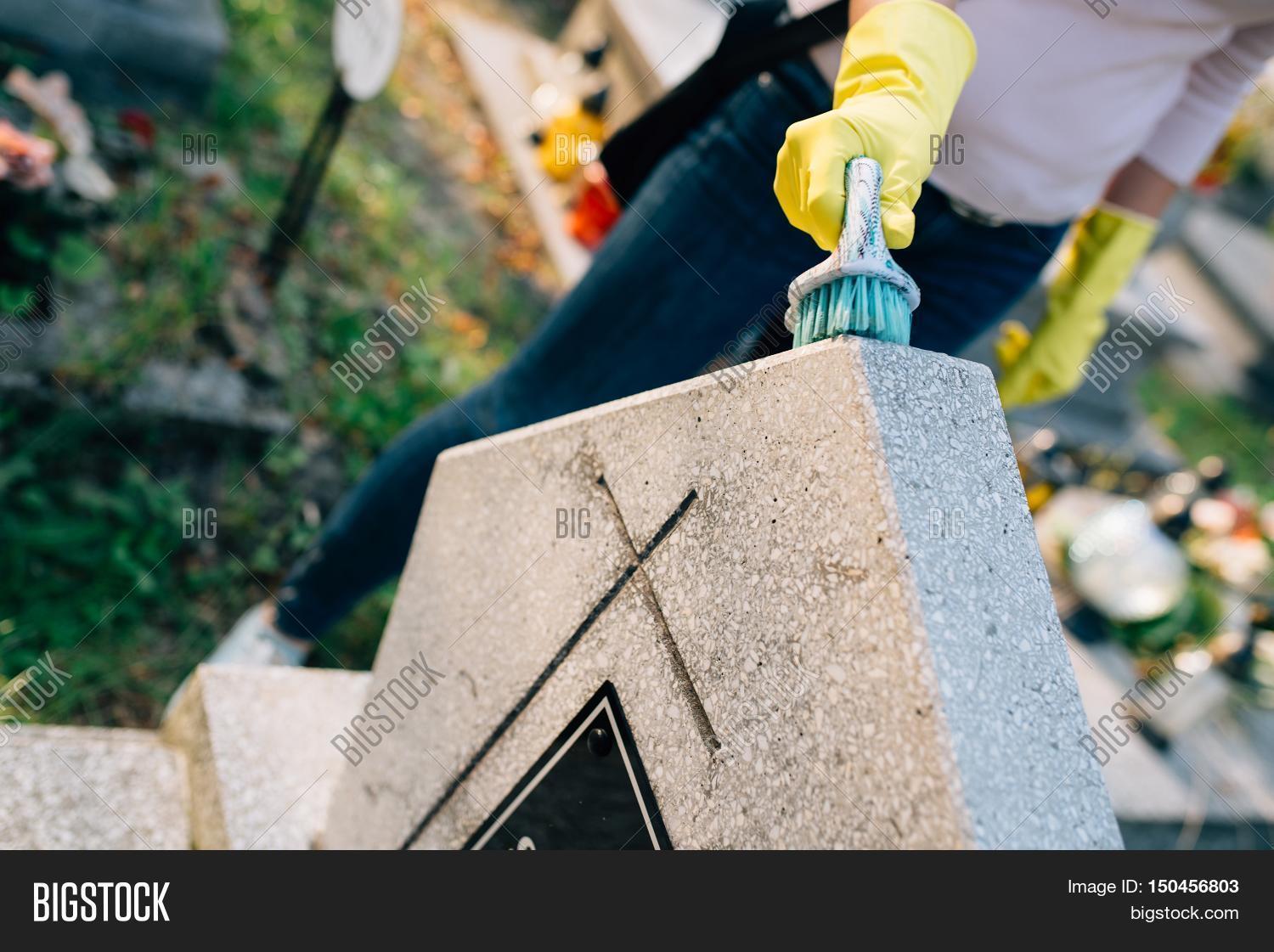 Северное кладбище. Можно ли чистить могилы. Можно ли чистить могилы. Уборка могилок на кладбище. Уборка на кладбище.