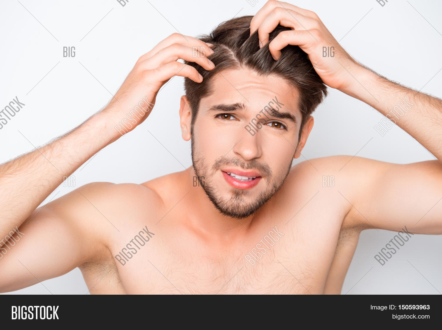 Проблемы с волосами. Людей о его волосах. Мужчина расчесывает волосы. Людей о его волосах. Здоровая голова у мужчин.