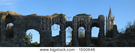 Římské arény a kostel svatého Eutrope v Saintes francouzské město, Francie, Panorama