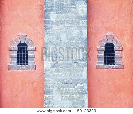 Old two windos in the wall .