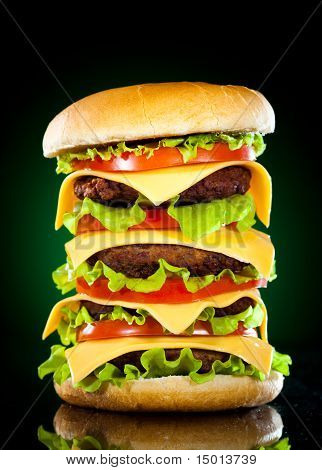 Välsmakande hamburgare och pommes frites på en mörk
