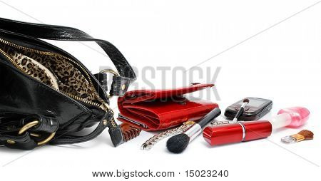 Abra o saco preto com acessórios cosméticos femininos isolados no fundo branco
