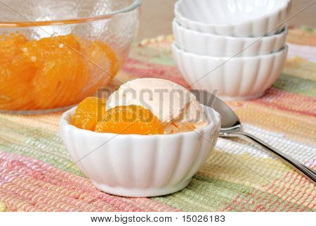 Lækker mandarin orange dessert (lavet med gelatine, piskes topping og appelsiner) i lille skål wit