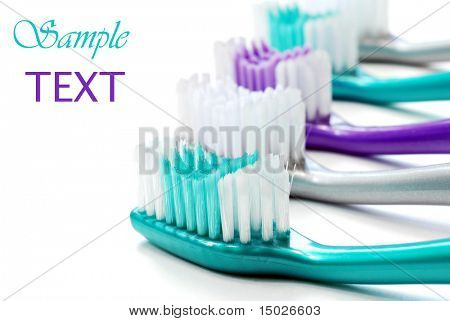 Színes fogkefék a fehér háttér, másol hely.  Makró a sekély dof.