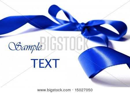 Lesklá modrá saténová stuha na bílém pozadí s kopií prostoru. Makro s mimořádně mělké dof.