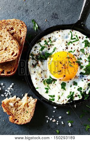 Fried egg with parsley and wholegrain toasts