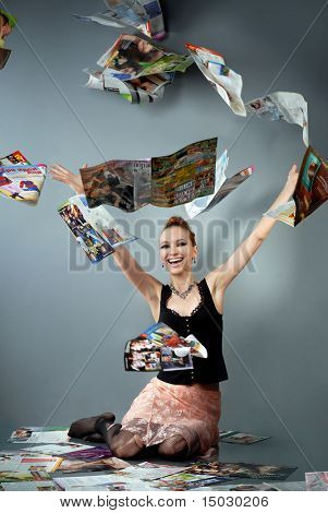 lächelnd mädchen Throw up Zeitschriften