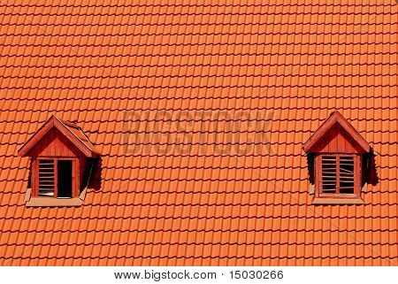 Orange Dachziegel in Karpaten Schloss mit zwei Fenstern