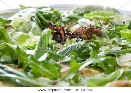 İtalyan pizza salata ve peynir ile