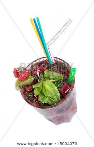 Mohito พลังงานกับมิ้นท์ มะนาว และราสเบอร์รี่แยกต่างหากบนพื้นสีขาว