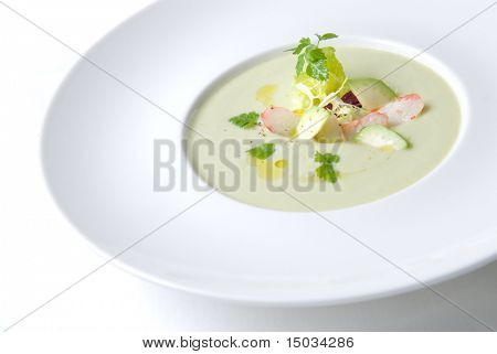 холодный суп с крабом на пластине