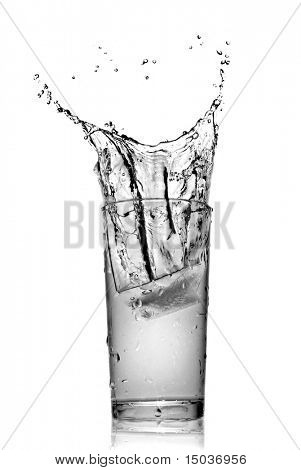 vand plaske i glas isoleret på hvid
