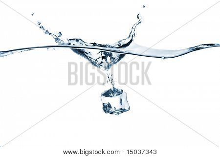 cubo di ghiaccio caduto in acqua con spruzzi isolato on white