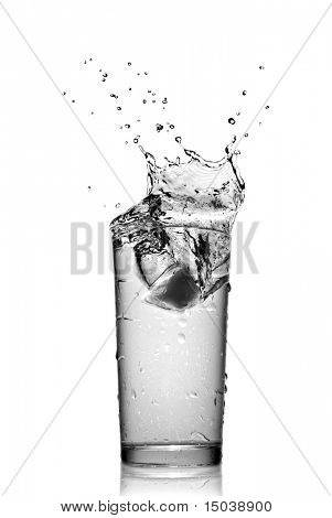 vand plaske i glas isoleret på hvid