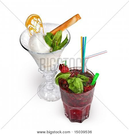 น้ำแข็งและ mohito กับมิ้นท์ในแก้วแยกต่างหากบนพื้นสีขาว