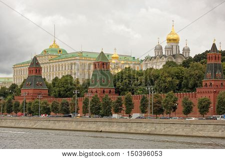 Moscow. View of the Kremlin from the Great Moskvoretsky bridge. On the Kremlin embankment moving people and cars