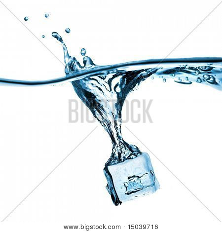 cubo di ghiaccio caduto in acqua con spruzzi isolato on white