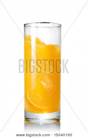Orangensaft mit Scheiben von Orange im Glas, isolated on white