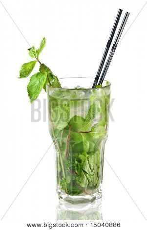Mohito แยกต่างหากบนพื้นสีขาว
