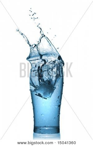 vand plaske i glas isoleret på hvid