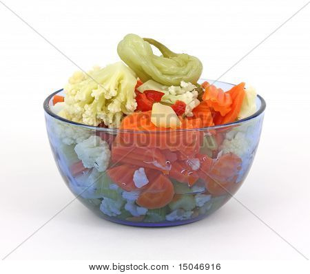 蓝色的碗里的新鲜 Giardiniera