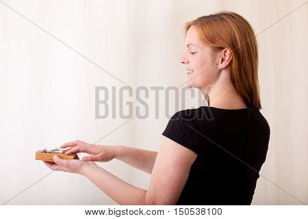 Woman with red hair and a Kalimba