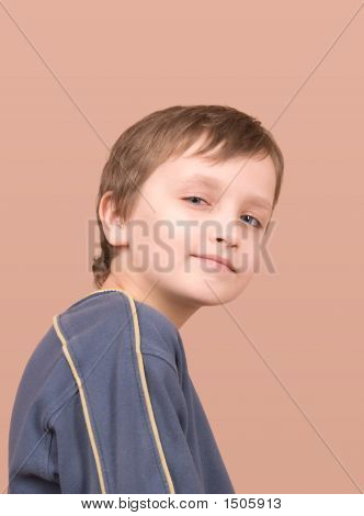Mladík s úsměvem portrét