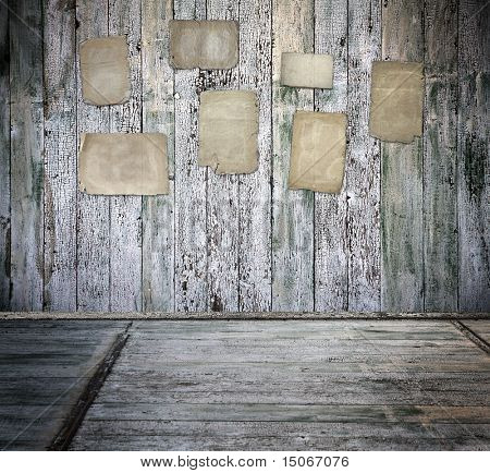 interno del grunge con vecchi documenti sulle pareti