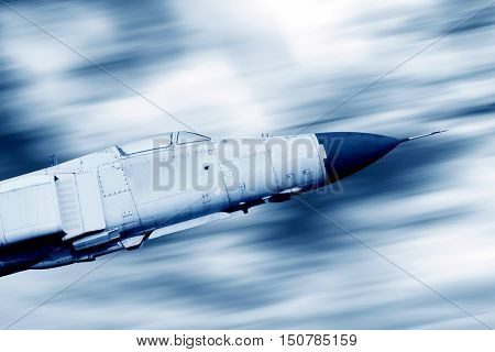 China's high-speed fighter aircraft flying blue tones of the image