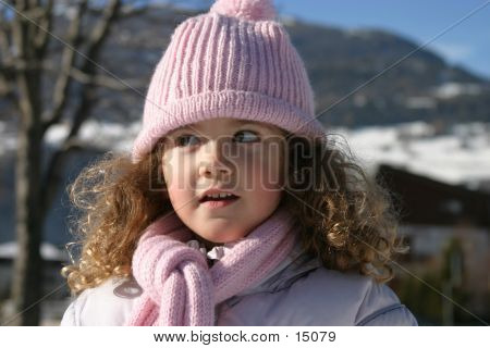 Niña en entorno alpino