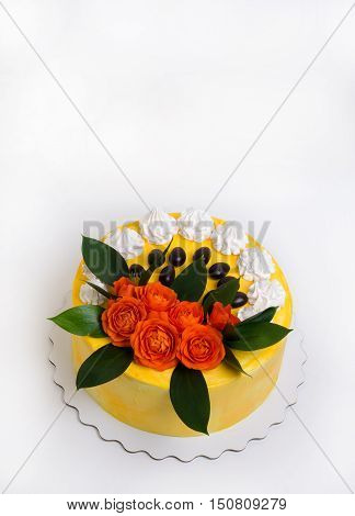 Vanilla cream cheese cake with orange roses