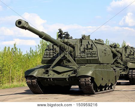 152 mm self-propelled howitzer on crawler tracks with rotating turret