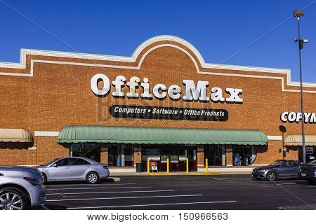 Indianapolis - Circa October 2016: Officemax Retail Strip Mall Location. Officemax Is A Subsidiary O