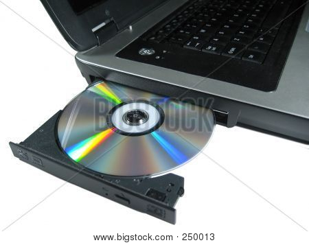DVD Rom na laptopie otwarty pokazać płyty. Na białym tle.