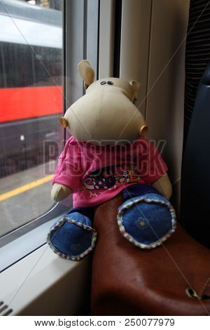Traveling Hippo Toy, Going In Italian Train