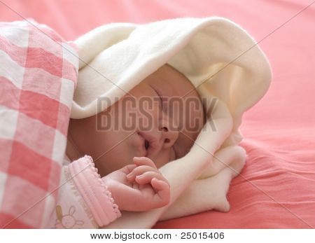 Baby sover i rød