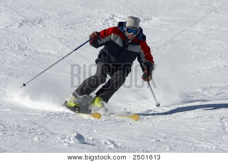 Sciatore sul pendio di neve