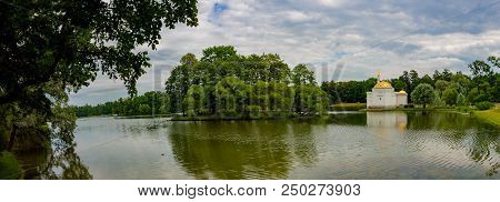 St. Petersburg, Russia - Juli 11 2018 : Cloudy Summer Day In Pushkin.