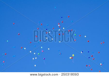 Flying Balloons Mid-air Objects Outdoors Play Reflexion