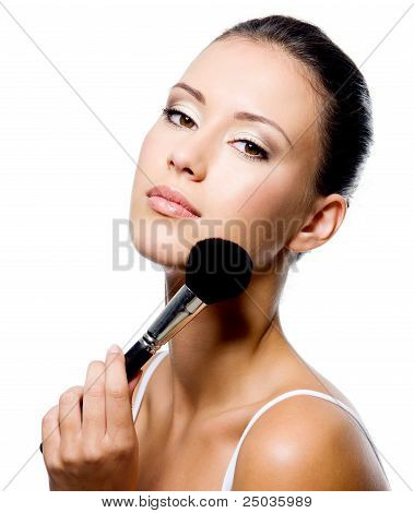 Donna, applicare la polvere sulla fronte con pennello