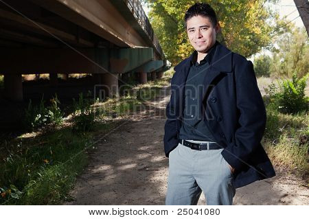 Homem bonito ao ar livre no Outono