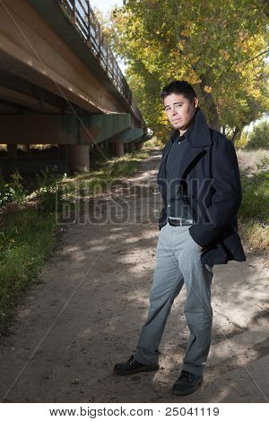 Homem bonito ao ar livre no Outono